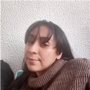 Profesora de apoyo escolar para niños y jóvenes en el área de español